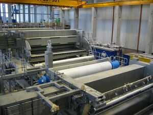 Montage einer neuen Papiermaschine bei Papier und Kartonfabrik Varel (PM5): bis zu 73 Monteure waren hier 8 Monate im Einsatz